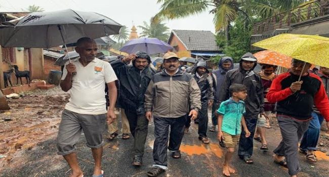 Former MLA Sanjaya Patil visits flood-affected villages