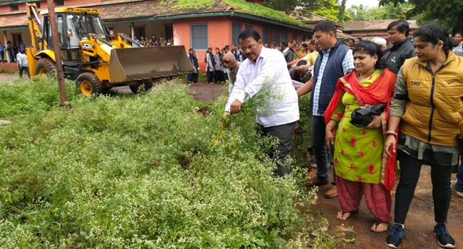 MLA Anila Benake conducted the swachata abhiyan On college campus