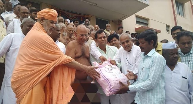 Shravanabelagola Bhattaraka Sri helps to flood-Victims